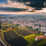 (C) DL Fotografie - Daniel Löwedey
Mit freundlicher Genehmigung der Stadtwerke Frankenthal Luftaufnahme von Heßheim mit Wohnhäusern, Feldern und dramatisch bewölktem Himmel.