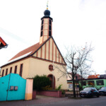(C) DL Fotografie - Daniel Löwedey Evangelische Kirche mit markantem Turm, umgeben von Wohnhäusern
