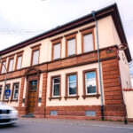 (C) DL Fotografie - Daniel Löwedey Historisches Schulgebäude mit Sandsteinfassade, Sitz der Ortsgemeinde und der Bücherei