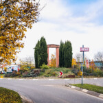 (C) DL Fotografie - Daniel Löwedey
Mit freundlicher Genehmigung der Stadtwerke Frankenthal Kreisverkehr mit herbstlich gefärbten Bäumen, Begrüßungstor und REWE-Supermarkt im Hintergrund.