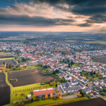 (C) DL Fotografie - Daniel Löwedey
Mit freundlicher Genehmigung der Stadtwerke Frankenthal Luftaufnahme von Heßheim mit Wohnhäusern, Feldern und dramatisch bewölktem Himmel.