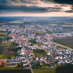 (C) DL Fotografie - Daniel Löwedey
Mit freundlicher Genehmigung der Stadtwerke Frankenthal Luftaufnahme von Heßheim mit Wohnhäusern, Feldern und dramatisch bewölktem Himmel.