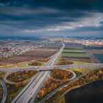 (C) DL Fotografie - Daniel Löwedey
Mit freundlicher Genehmigung der Stadtwerke Frankenthal Luftaufnahme des Autobahnkreuzes Frankenthal und landwirtschaftlich genutzter Flächen am Rand von Heßheim unter bewölktem Himme