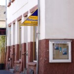 Straßenszene in Hessheim mit Bäckerei Willmann und Schaukasten des Gewerbevereins Hessheim